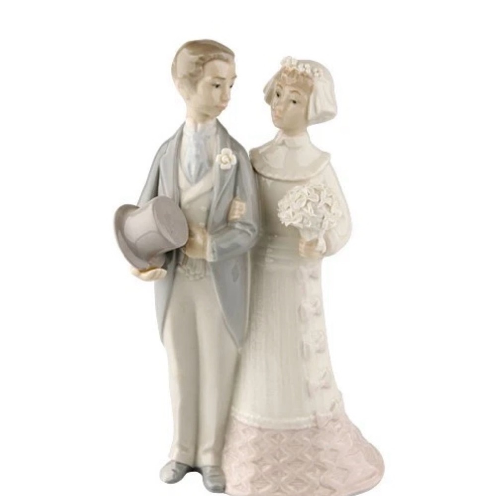 Lladro Retired Elegant Porcelain Bride and Groom Wedding